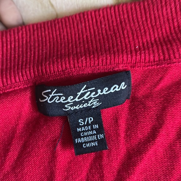 It's too small for me, the beautiful red color sweater. - Picture 4 of 4